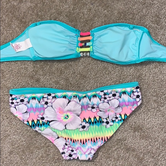 Floral Bikini - Picture 2 of 5